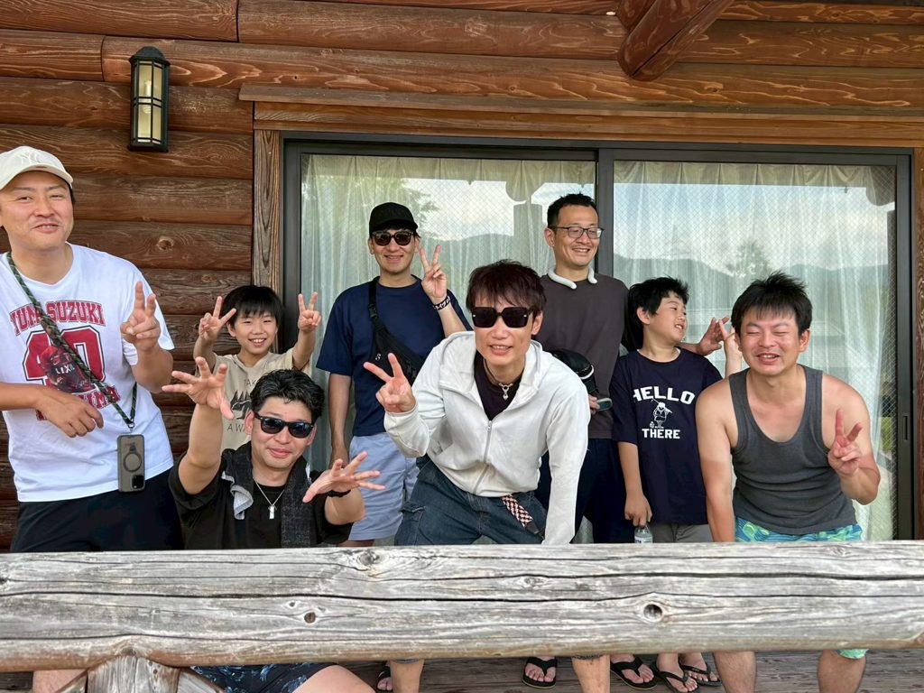 天湖森のログハウスの前で撮った集合写真