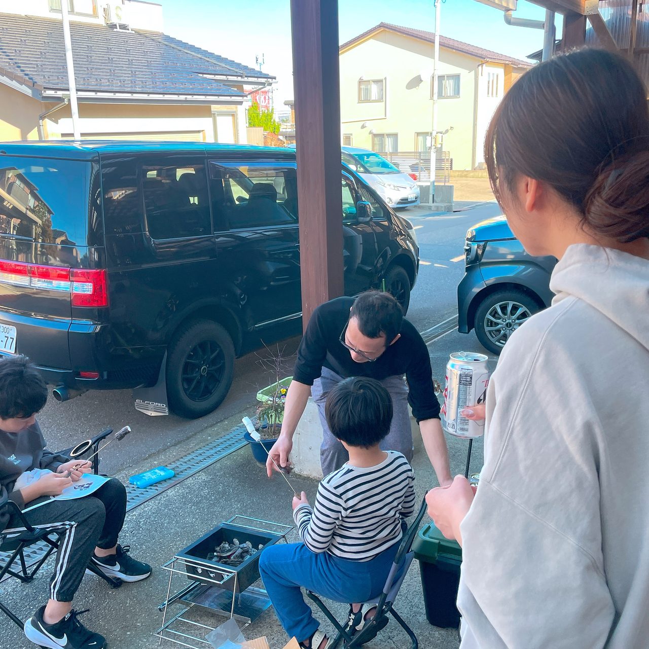 実家の前で集まるみんな